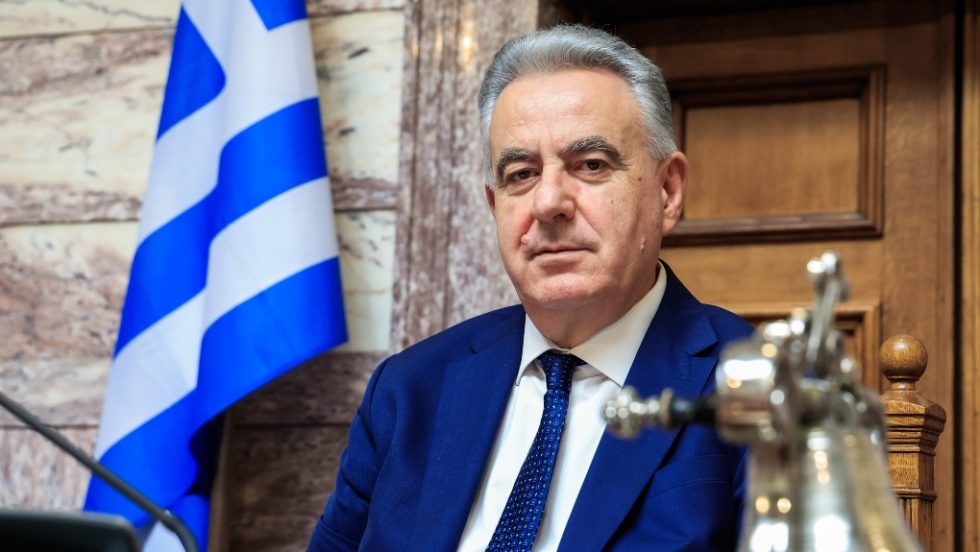 Η απορία του ΠΑΣΟΚ για το βιογραφικό Καββαδά: Πώς υπηρετούσε στην Πολεμική Αεροπορία και είχε παράλληλα επιχείρηση ποτών;